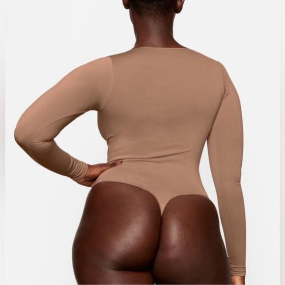 SKIMS Essential Long Sleeve Scoop Neck Bodysuit Skin Tone Size L/XL - Picture 2 of 13